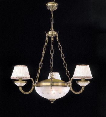 Бронзовая люстра с центральным светящим плафоном и тремя рожками, украшенными тканевыми абажурами