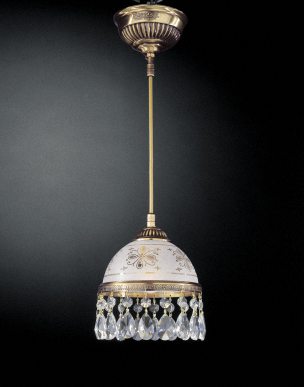 Подвесные светильники на одну, три и пять ламп с плафонами, украшенными по периметру хрустальными подвесками