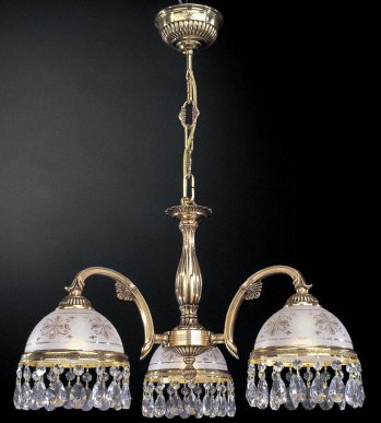 Трех и пятирожковые люстры с корпусом из французского золота и плафонами, украшенными хрустальными подвесками