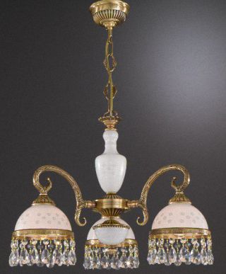 Бронзовые люстры со стеклянным корпусом, тремя или пятью плафонами молочного стекла, которые украшены висящими кристаллами