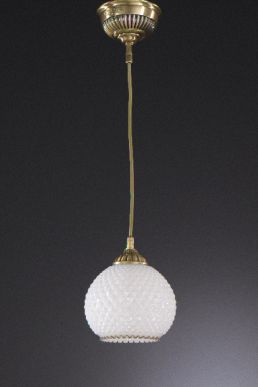 Подвесной одноламповый светильник с плафоном из молочного стекла в форме луковицы