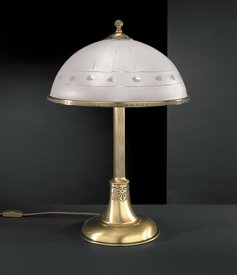 Настольная лампа классической формы со стеклянным абажуром и бронзовым корпусом