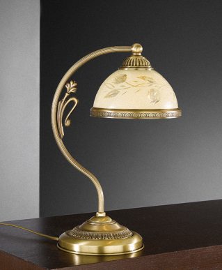 Настольная лампа с причудливым корпусом и полусферическим матированным плафоном, украшенным орнаментом