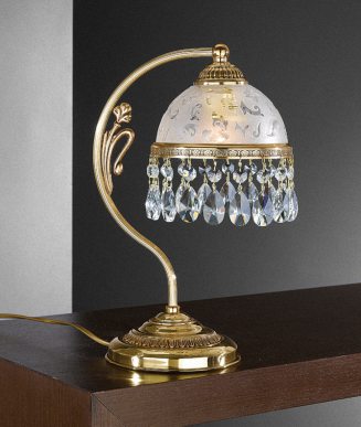 Настольная лампа с причудливо изогнутым штоком и полупрозрачным плафоном с хрустальными подвесками