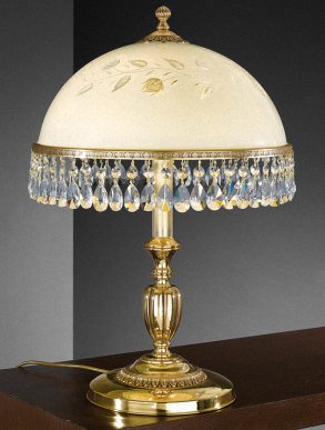 Большая настольная лампа с металлическим корпусом и полусферическим плафоном, украшенным висящими кристаллами