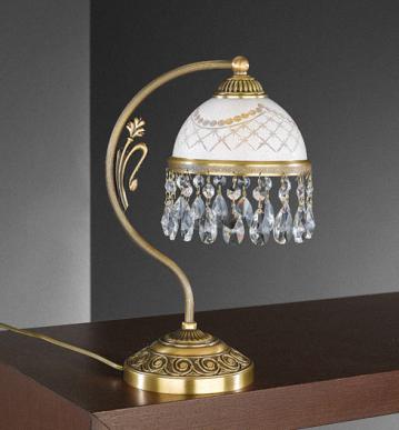 Настольная лампа с изогнутым штоком из литой бронзы с плафоном молочного стекла, украшенным по периметру хрустальными подвесками