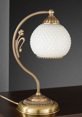 Настольная лампа из литой бронзы с плафоном матового цвета