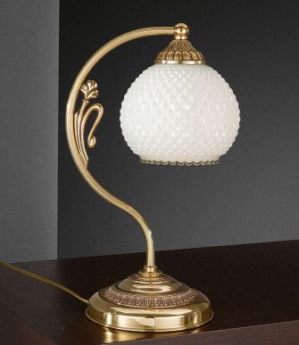 Настольная лампа из позолоченной бронзы и плафоном молочного цвета из венецианского стекла