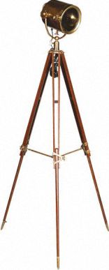 Большой напольный светильник-прожектор с латунной отделкой металлических деталей на коричневой деревянной треноге Eichholtz Lamp Studio brown brass finish